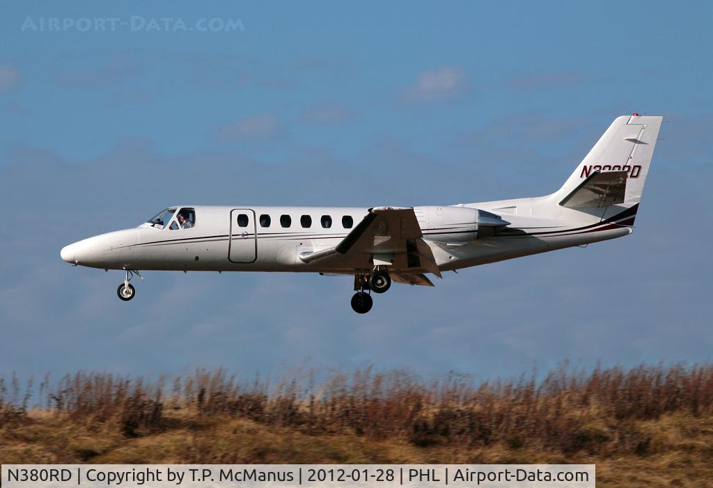 N380RD, 1989 Cessna 560 Citation V C/N 560-0026, Cessna Citation 560 touching down on elevated Rwy 26 at PHL.