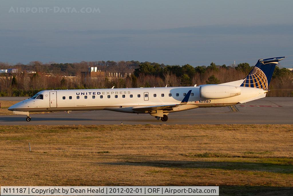N11187, 2005 Embraer ERJ-145XR (EMB-145XR) C/N 14500927, United Express (ExpressJet Airlines) N11187 (FLT ASQ5868) taxiing to RWY 23 for departure to Chicago O'Hare Int'l (KORD).