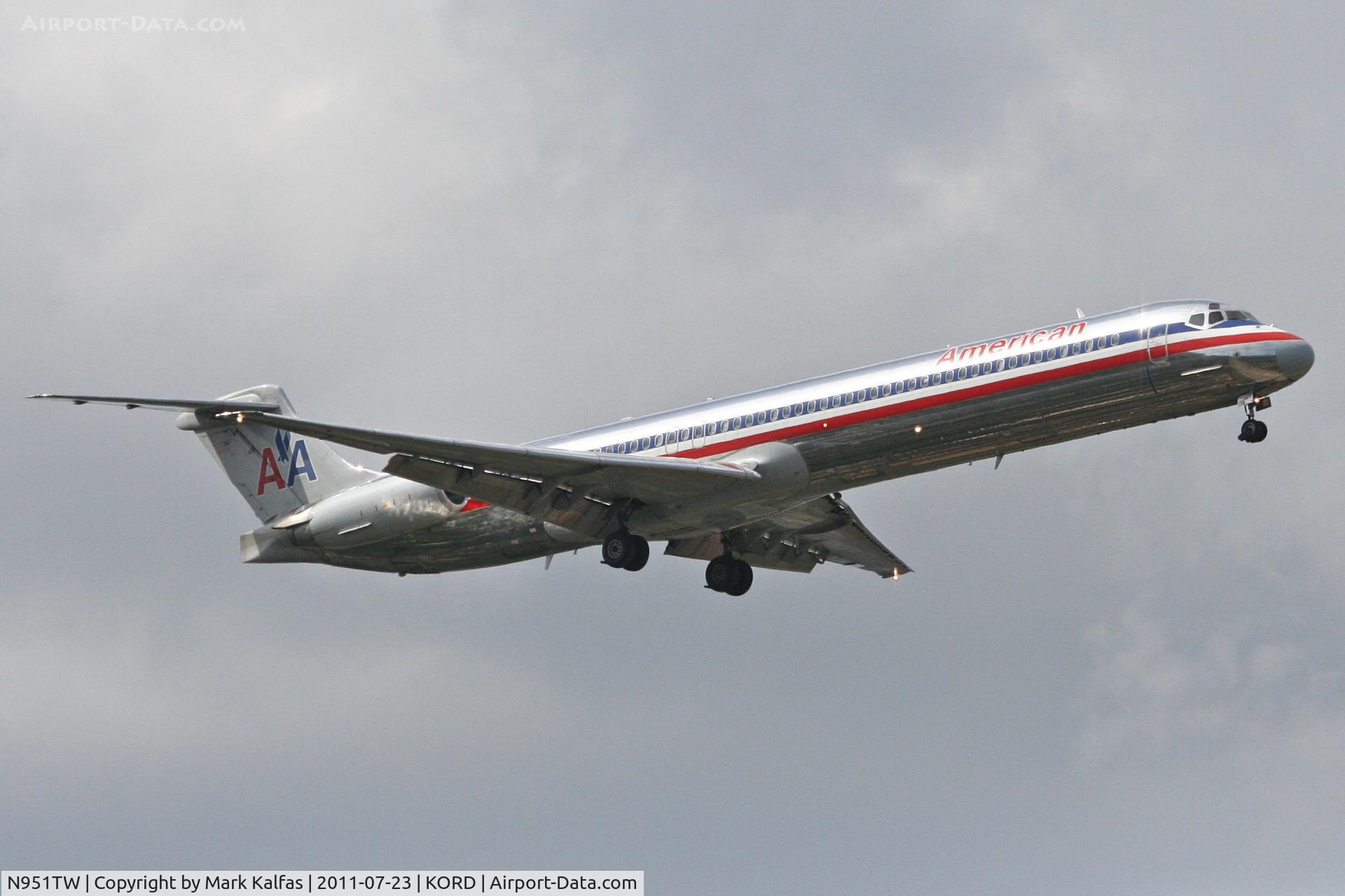 N951TW, 1996 McDonnell Douglas MD-83 (DC-9-83) C/N 53470, American Airlines MD 83, N951TW RWY 10 approach KORD.