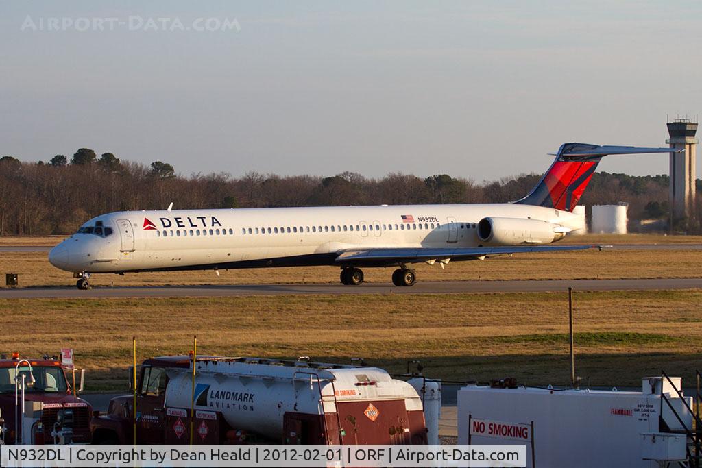 N932DL, 1989 McDonnell Douglas MD-88 C/N 49719, Delta Air Lines N932DL (FLT DAL2123) taxiing to RWY 23 via taxiway Charlie for departure to Hartsfield-Jackson Atlanta Int'l (KATL).