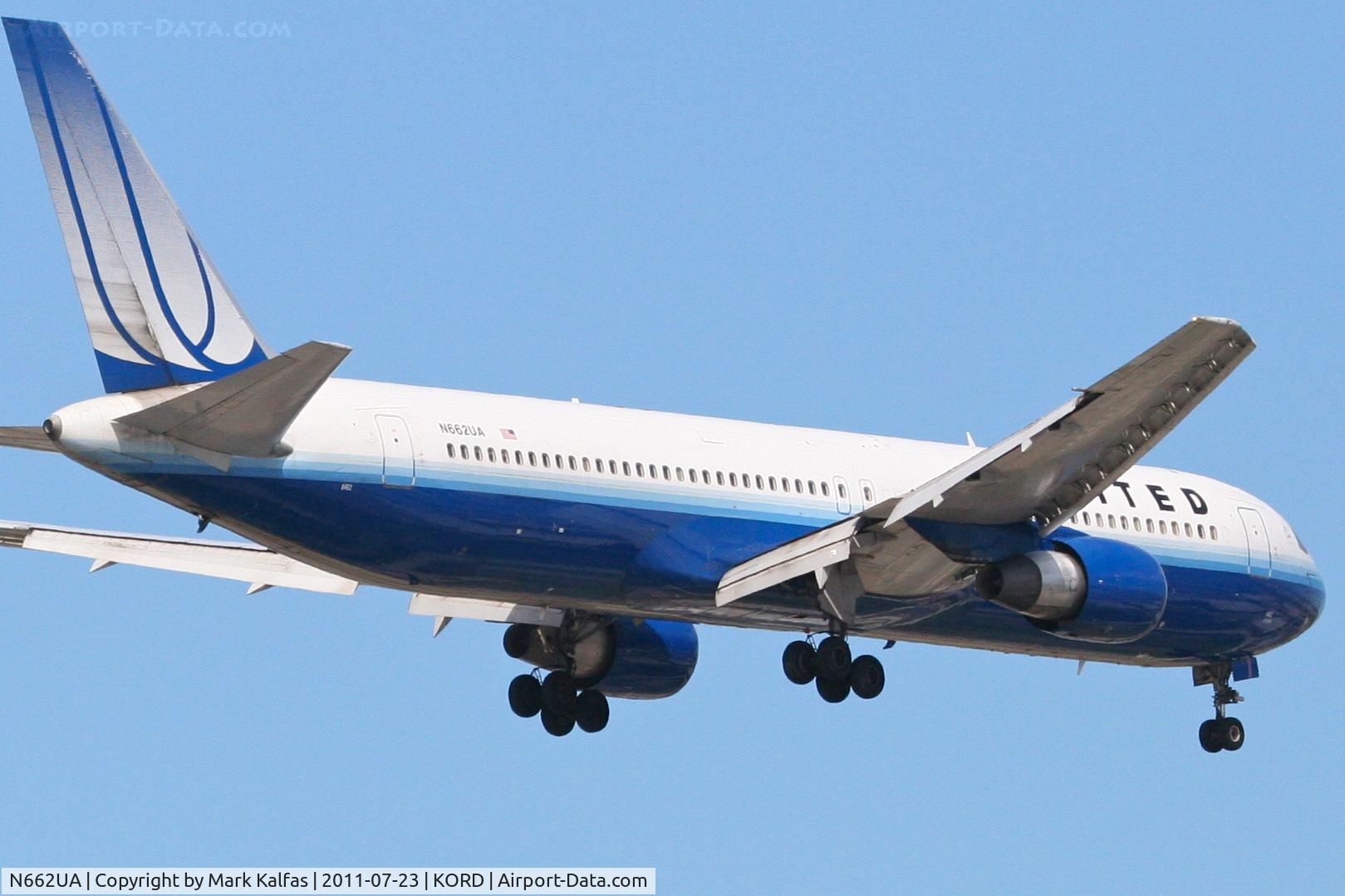 N662UA, 1993 Boeing 767-322 C/N 27159, United Airlines Boeing 767-322, N662UA on approach RWY 10 KORD.