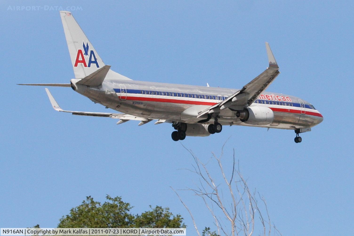 N916AN, 1999 Boeing 737-823 C/N 29517, American Airlines Boeing 737-823, N916AN on approach RWY 10 KORD.