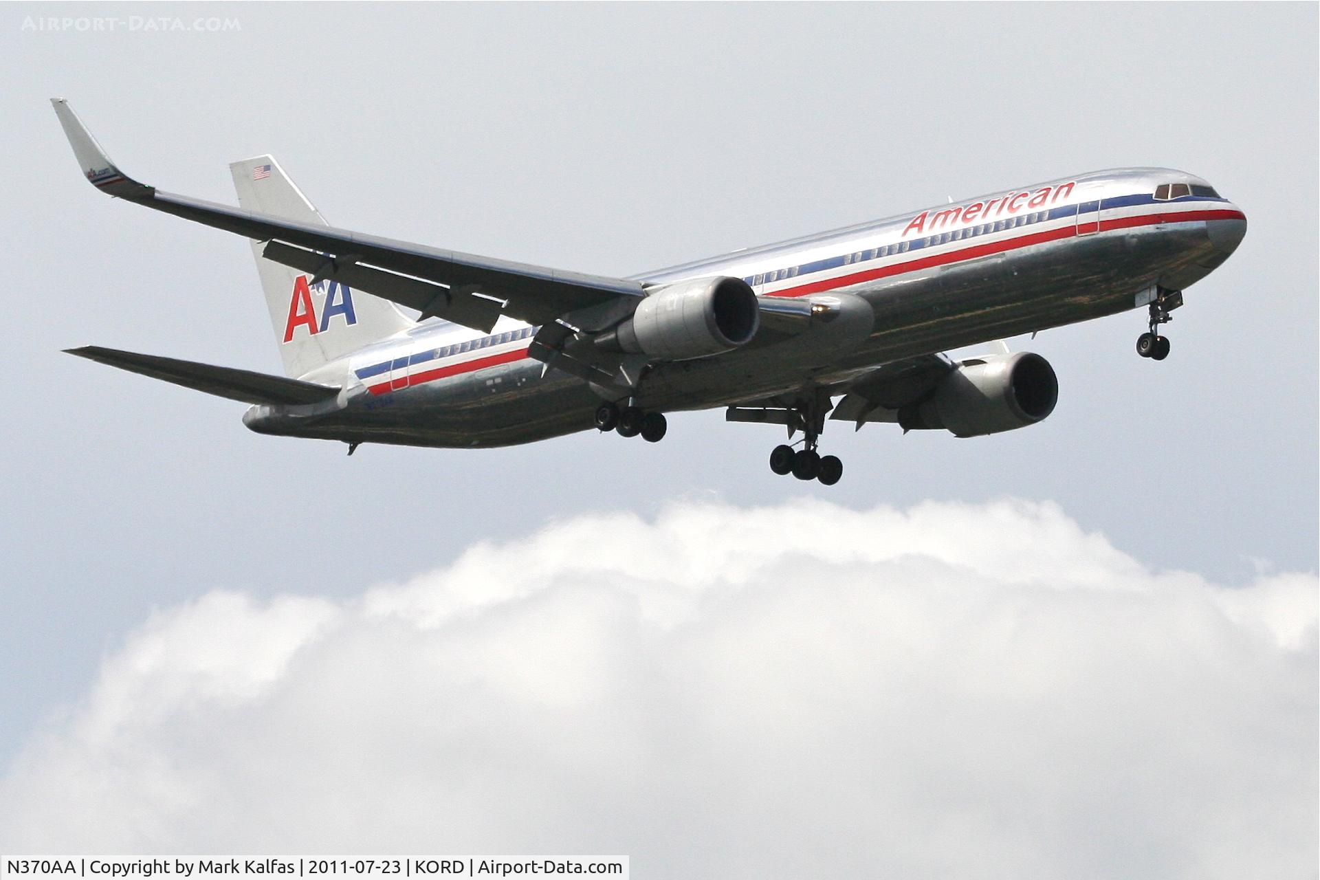N370AA, 1992 Boeing 767-323 C/N 25197, American Airlines N370AA on approach RWY 10 KORD.