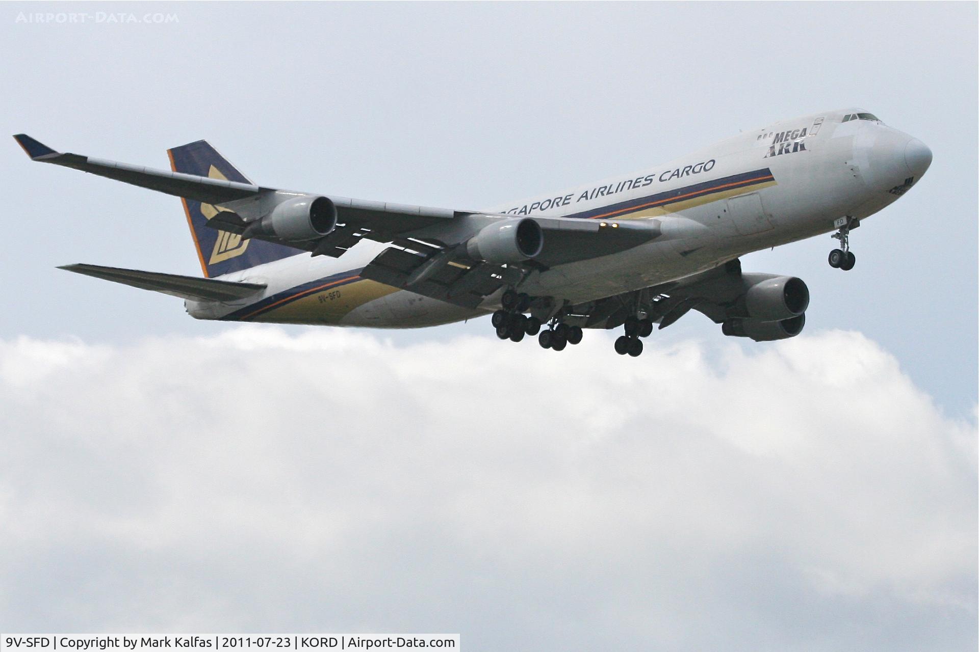 9V-SFD, 1995 Boeing 747-412F/SCD C/N 26553, Singapore Airlines Boeing 747-412F (SCD) on approach RWY 10 KORD.