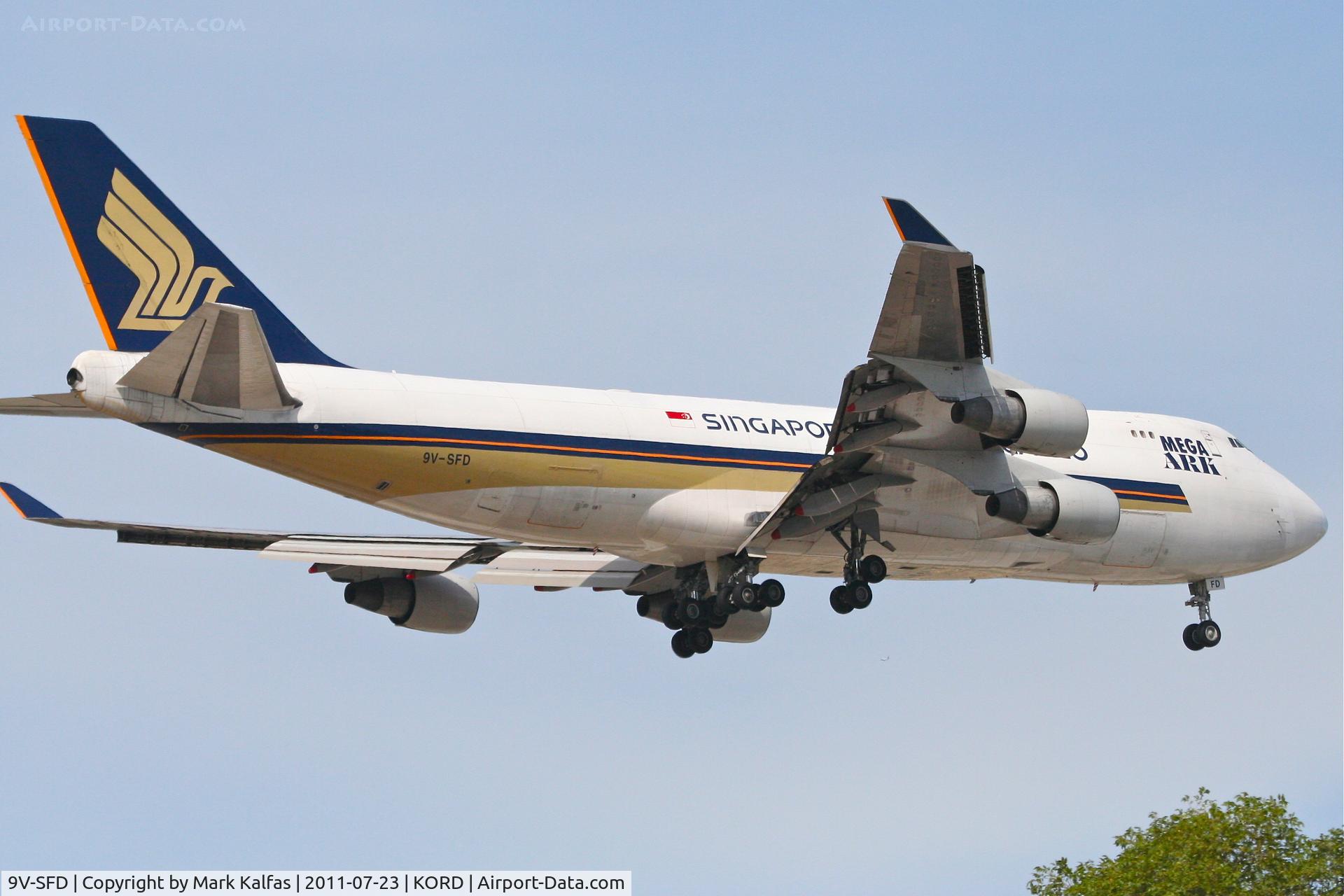 9V-SFD, 1995 Boeing 747-412F/SCD C/N 26553, Singapore Airlines Boeing 747-412F (SCD) on approach RWY 10 KORD.