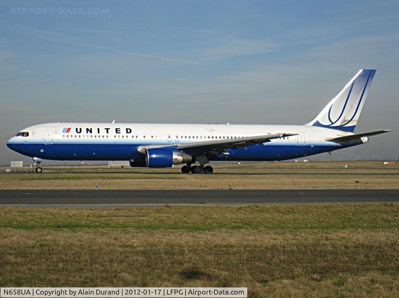 N658UA, 1993 Boeing 767-322 C/N 27113, Still clad in the dress designed in 2004, C/N 480 is also registered as fleet number 6358 and can accomodate F6C26Y151.