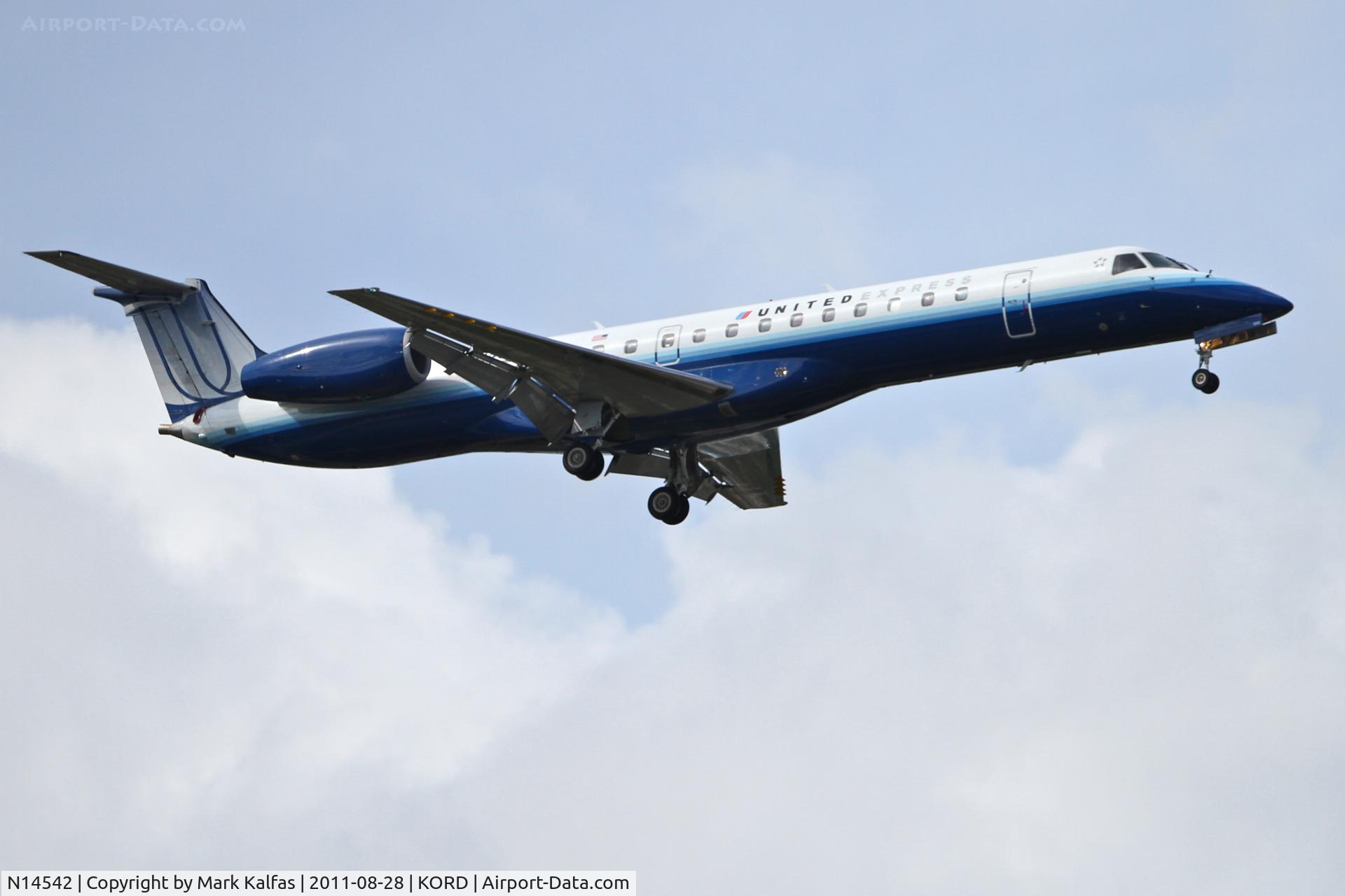 N14542, 2001 Embraer ERJ-145LR (EMB-145LR) C/N 145547, Express Jet - United Express Embraer ERJ-145LR RWY 10 approach KORD.