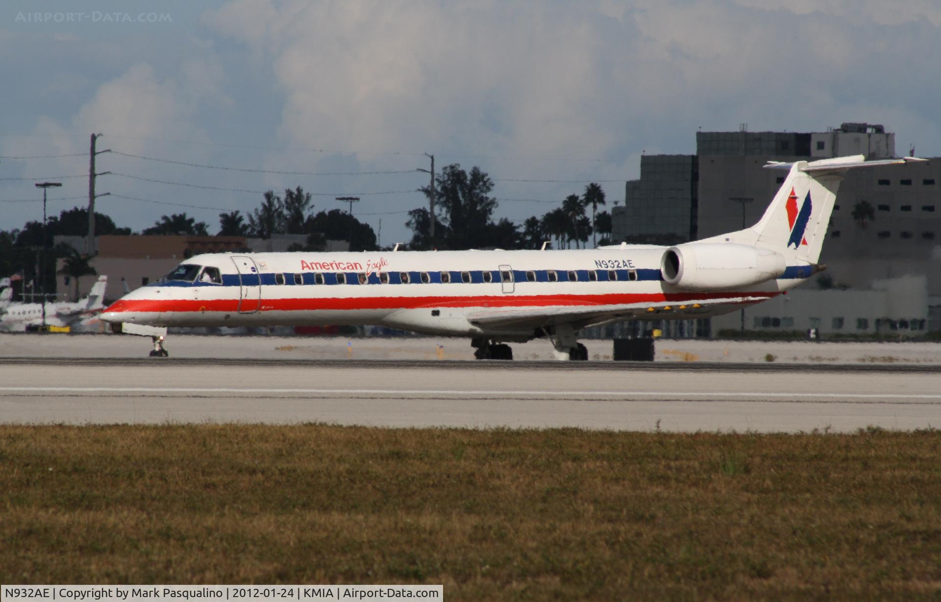N932AE, 2005 Embraer ERJ-145LR (EMB-145LR) C/N 14500915, EMB-145LR