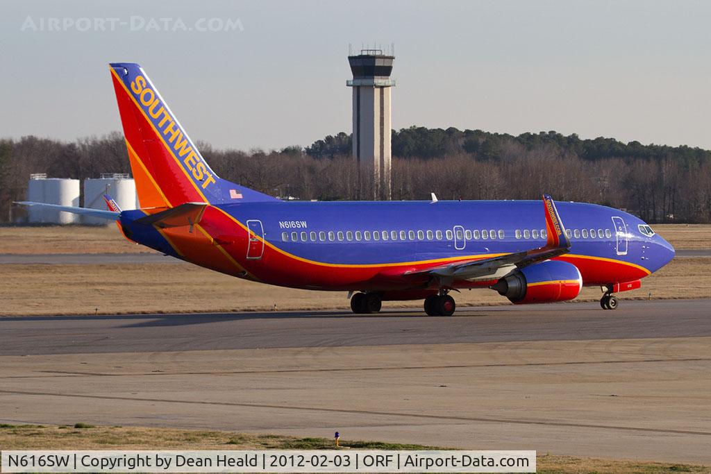N616SW, 1995 Boeing 737-3H4 C/N 27699, Southwest Airlines N616SW (FLT SWA2015) taxiing to RWY 5 for departure to Jacksonville Int'l (KJAX).