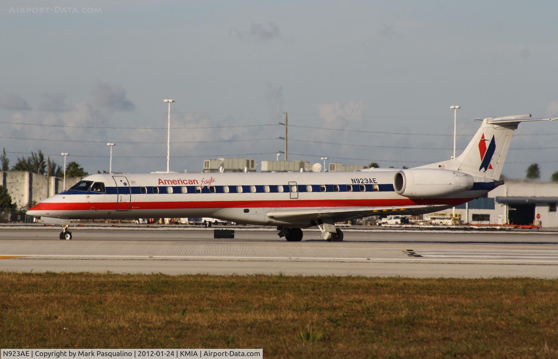 N923AE, 2005 Embraer ERJ-145LR (EMB-145LR) C/N 14500907, EMB-145LR