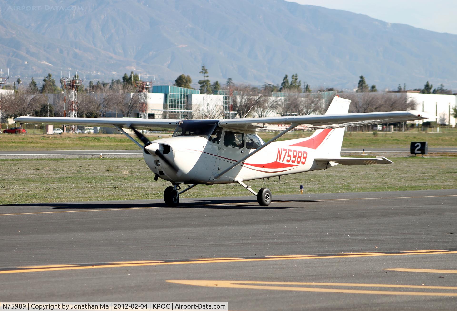 N75989, 1976 Cessna 172N C/N 17268089, Taxiing to RWY 8R via Sierra