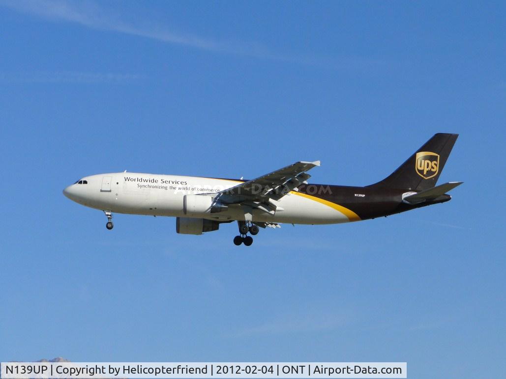 N139UP, 2001 Airbus A300F4-622R(F) C/N 0822, Approaching the outer fence for runway 26L