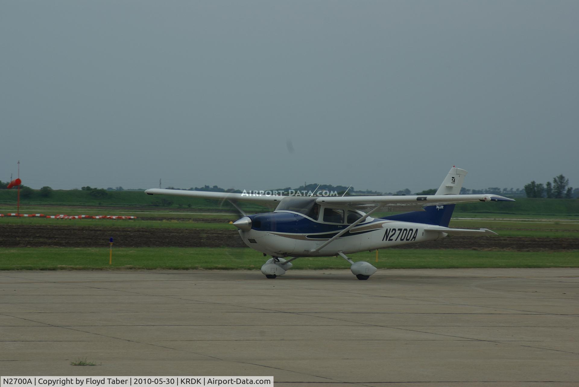 N2700A, 2004 Cessna 182T Skylane C/N 18281476, Taxing in