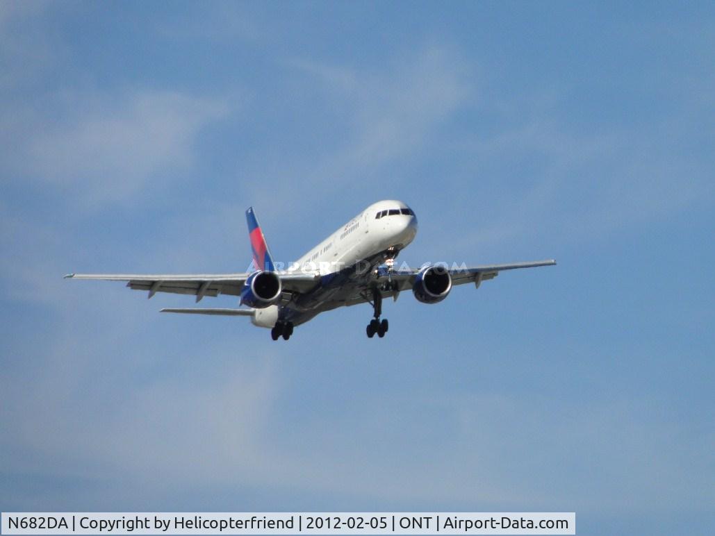 N682DA, 1993 Boeing 757-232 C/N 26958, Delta Airlines flt 1775 arriving from Atlanta, GA. On final to runway 8L.
