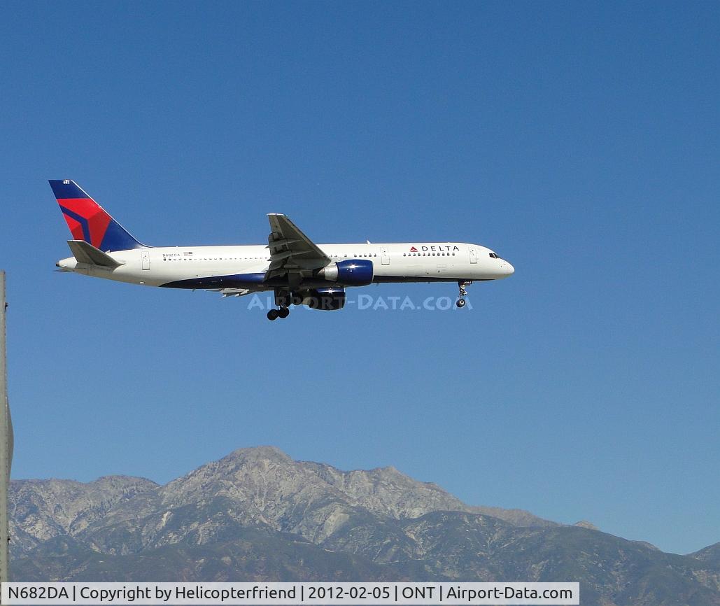 N682DA, 1993 Boeing 757-232 C/N 26958, On final to runway 8L, just passing the outer fence.