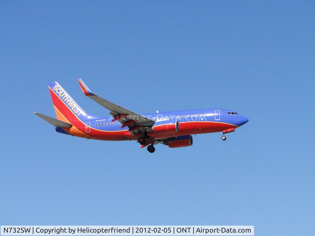 N732SW, 1999 Boeing 737-7H4 C/N 27864, On final to runway 8L, just passing the outer fence.