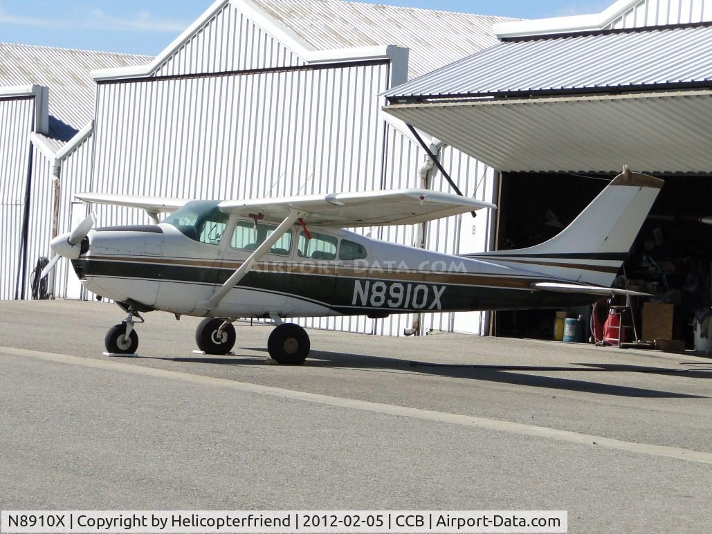 N8910X, 1961 Cessna 182D Skylane C/N 18253310, Parked outdie a hanger