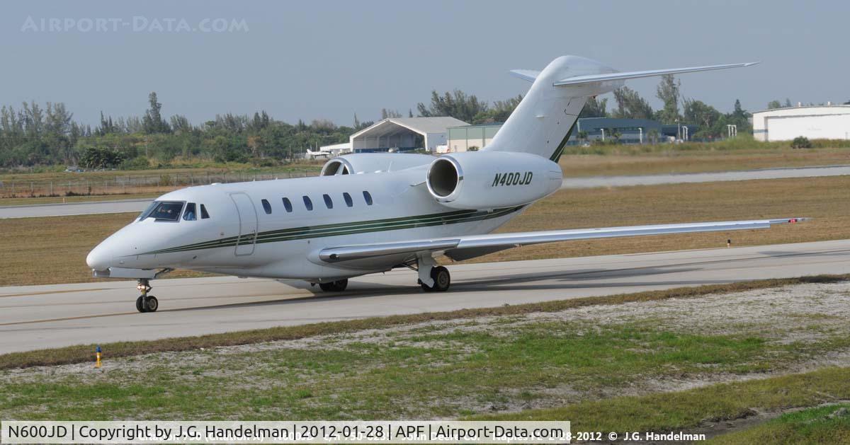 N600JD, 2001 Gulfstream Aerospace G-V C/N 640, taxiing