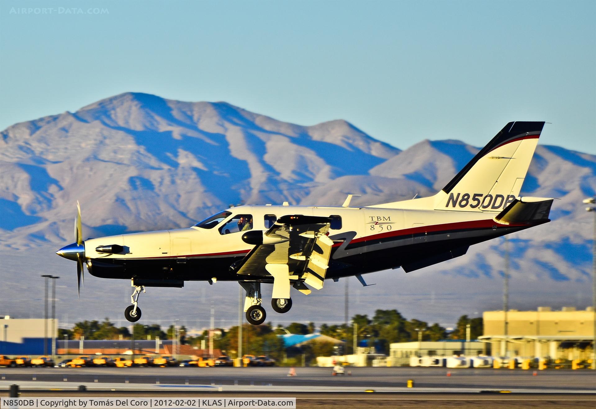 N850DB, 2007 Socata TBM-700 C/N 432, N850DB 2007 Socata TBM 850 C/N 432

- Las Vegas - McCarran International (LAS / KLAS)
USA - Nevada, February 02, 2012
Photo: Tomás Del Coro