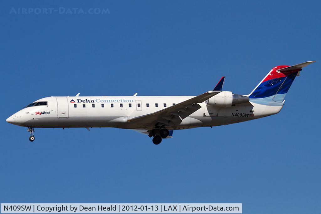 N409SW, 1994 Canadair CRJ-100LR (CL-600-2B19) C/N 7056, Delta Connection (SkyWest Airlines) N409SW (FLT SKW4712) from San Diego Int'l (KSAN) on short final to RWY 25L.