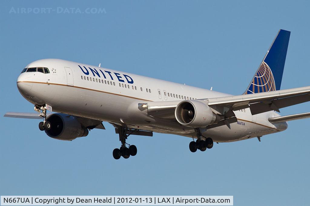 N667UA, 1998 Boeing 767-322 C/N 29239, United Airlines N667UA (FLT UAL460) from Honolulu Int'l (PHNL) on short final to RWY 25L.