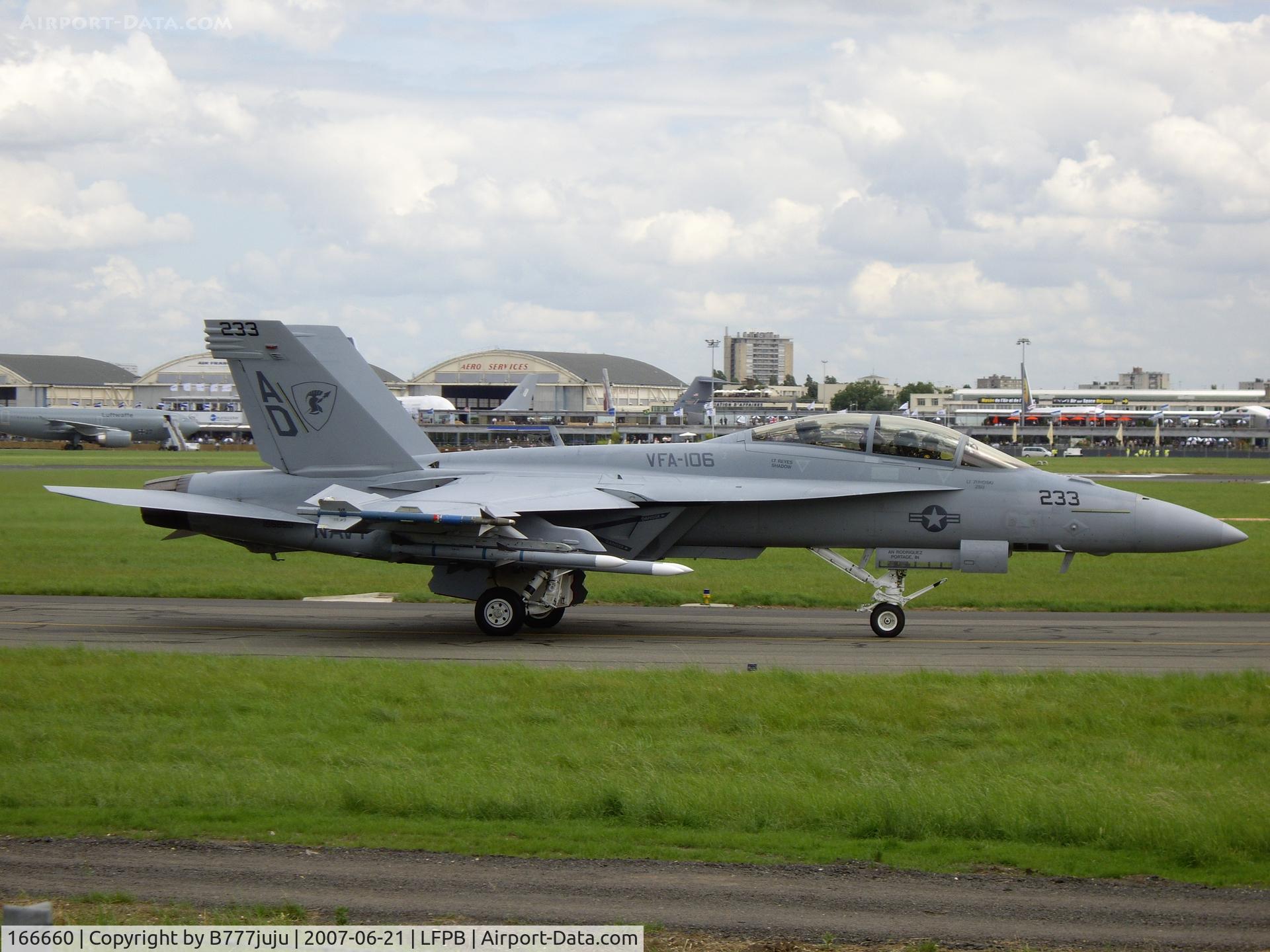 166660, Boeing F/A-18F Super Hornet C/N F138, on display at SIAE 2007