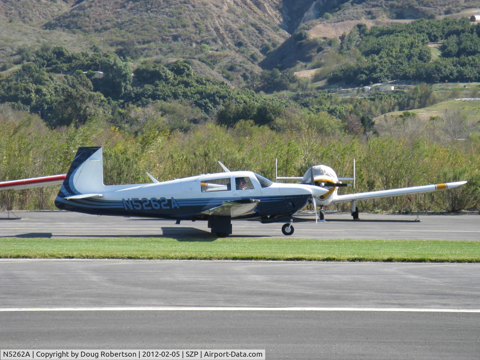 N5262A, Mooney M20J 201 C/N 24-1666, 1988 Mooney M20J 201, Lycoming IO-360 A&C 200 Hp, last of the square corner windows, taxi to Rwy 04