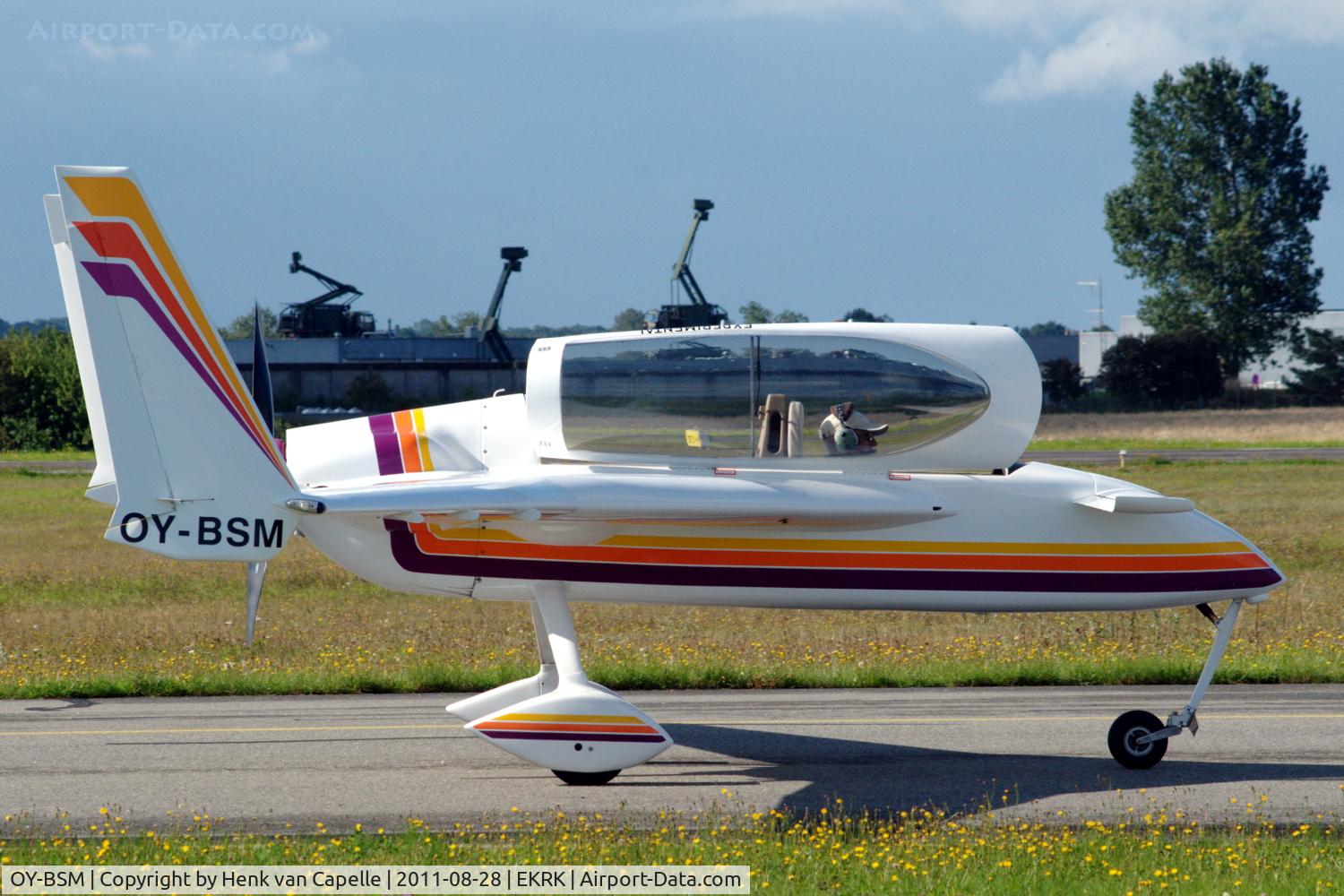 OY-BSM, 1985 Rutan Long-EZ C/N 8202-715, Long-EZ homebuilt taxying at Roskilde airport, Denmark.