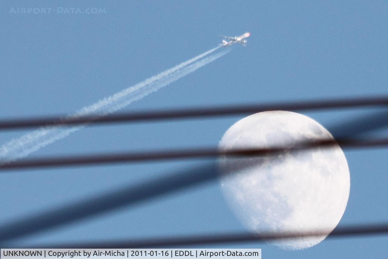 UNKNOWN, Contrails Various C/N Unknown, Overflight