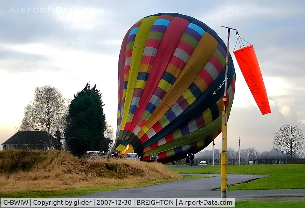 G-BWIW, 1995 Sky Balloons Ltd 180-24 C/N 008, Pretty darned close to the approach!
