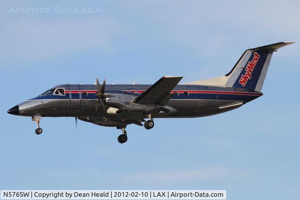 N576SW, 1998 Embraer EMB-120ER Brasilia C/N 120345, SkyWest Airlines N576SW (FLT SKW6244) from Mc Clellan-Palomar (KCRQ) on short final to RWY 25L.