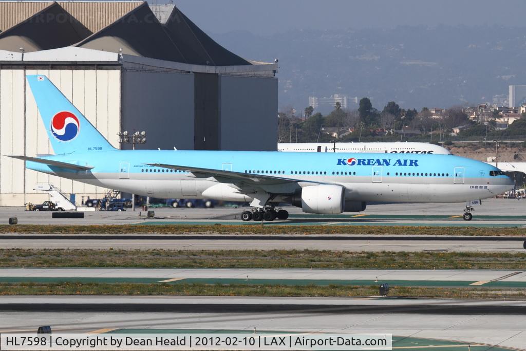 HL7598, 1988 Boeing 777-2B5/ER C/N 27949, Korean Air HL7598 taxiing to the Tom Bradley International Terminal after arrival on the North Complex.