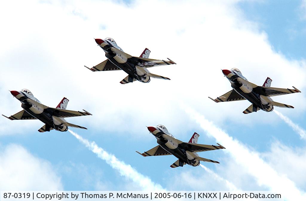 87-0319, 1987 General Dynamics F-16C Fighting Falcon C/N 5C-580, Thunderbird One leading the diamond formation at NAS Willow Grove, PA.