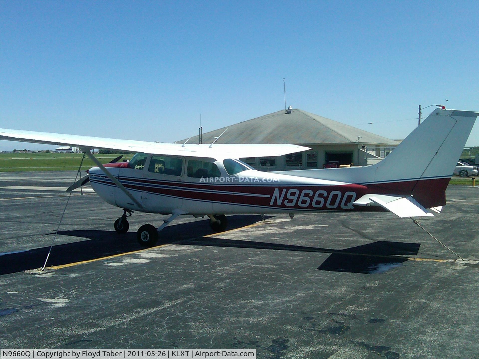 N9660Q, 1975 Cessna 172M C/N 17265744, On the ramp