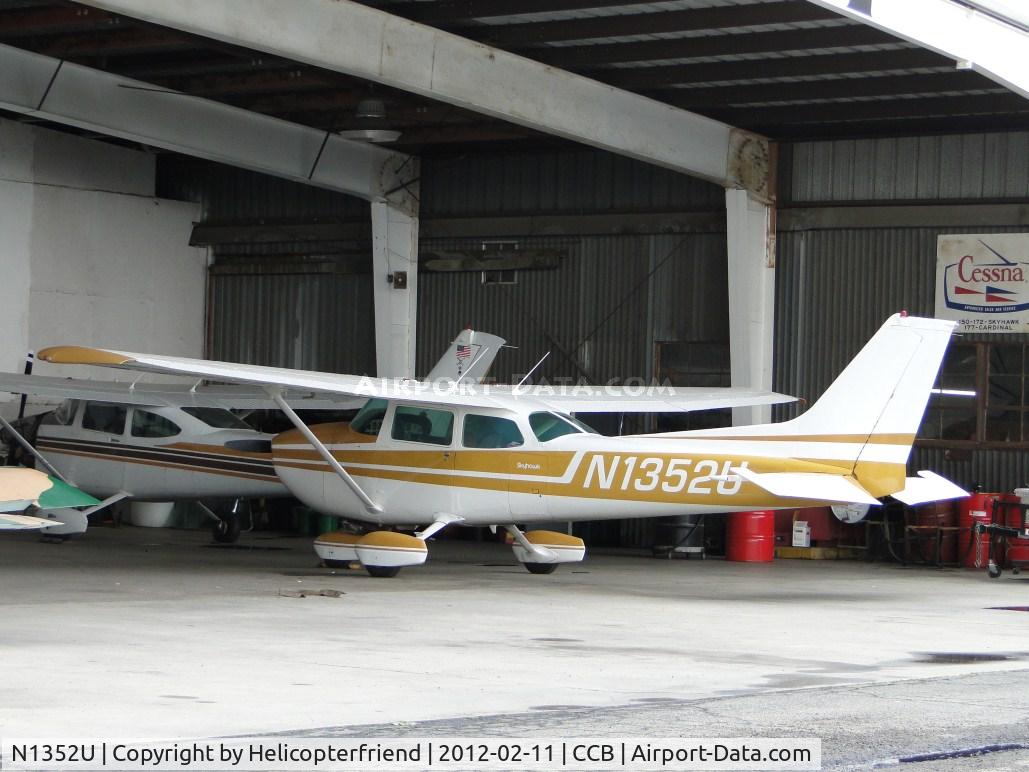 N1352U, 1976 Cessna 172M C/N 17267023, Parked in Foothill Sales & Service area