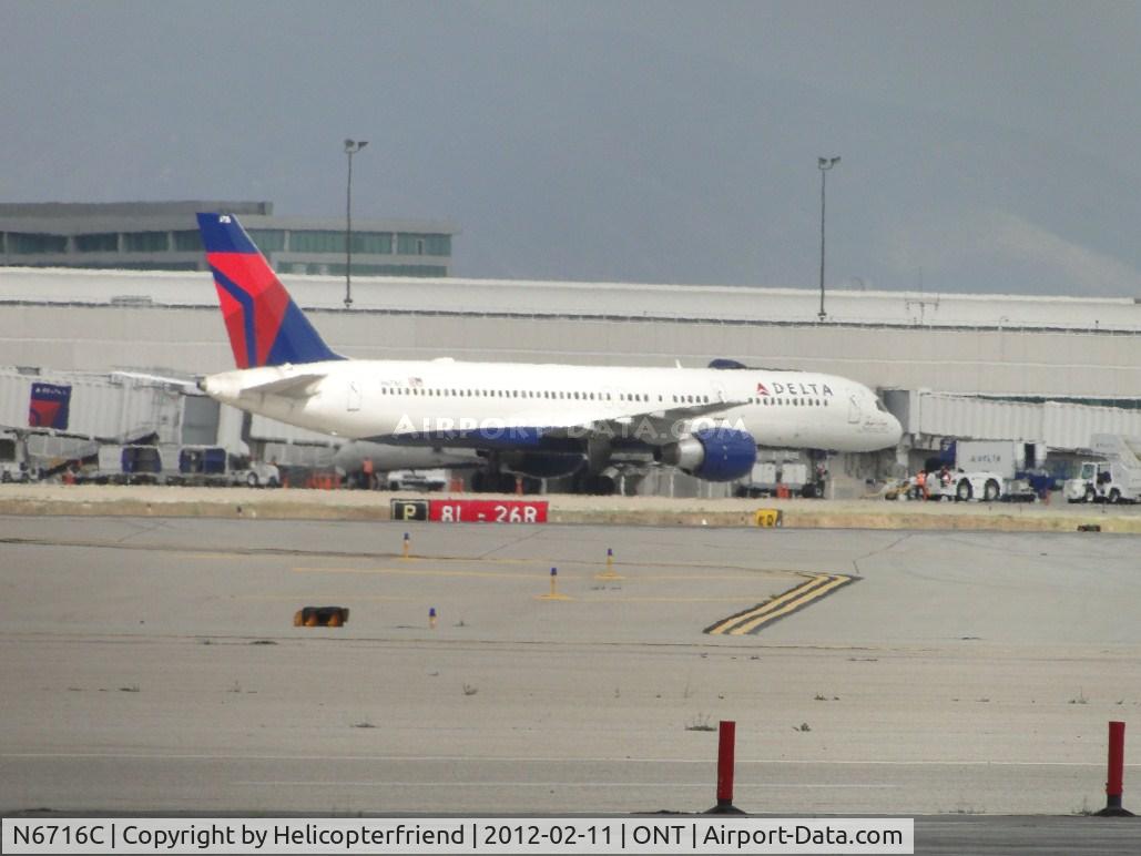 N6716C, 2001 Boeing 757-232 C/N 30838, Just pushed been back and starting engines