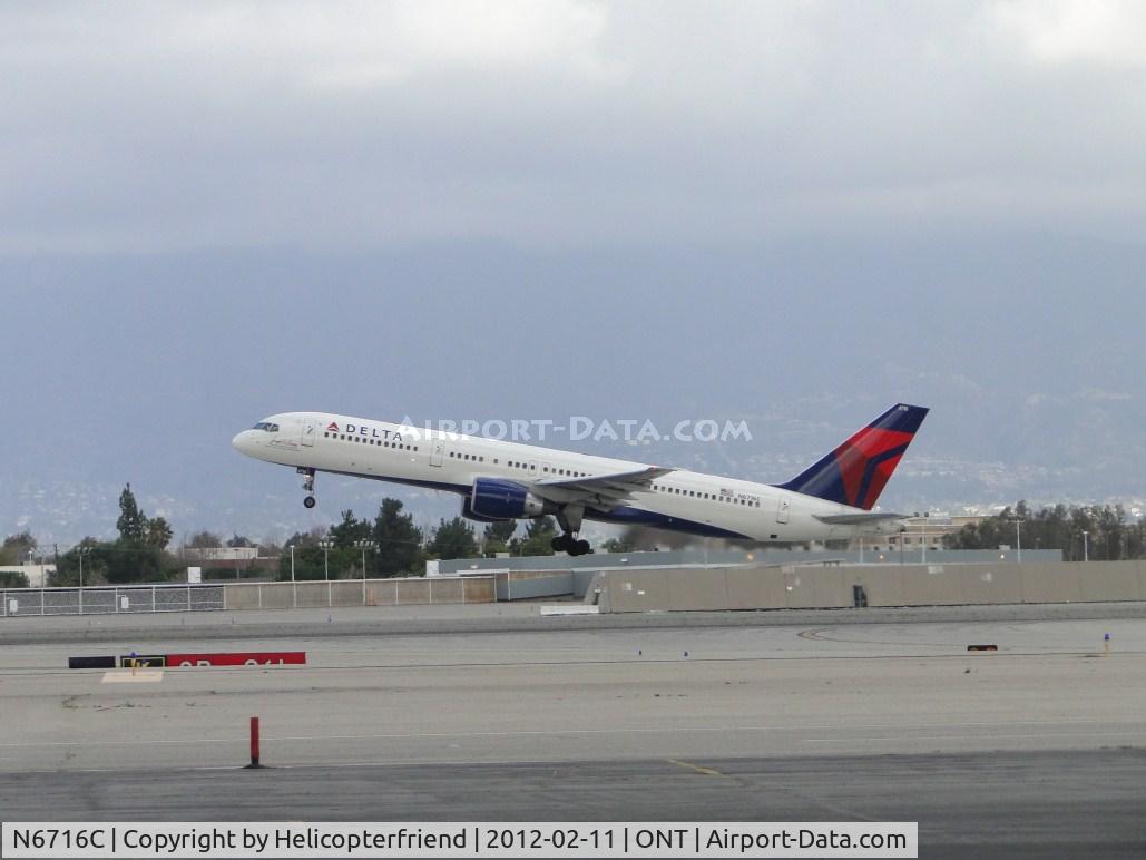 N6716C, 2001 Boeing 757-232 C/N 30838, Lifting off from 26R