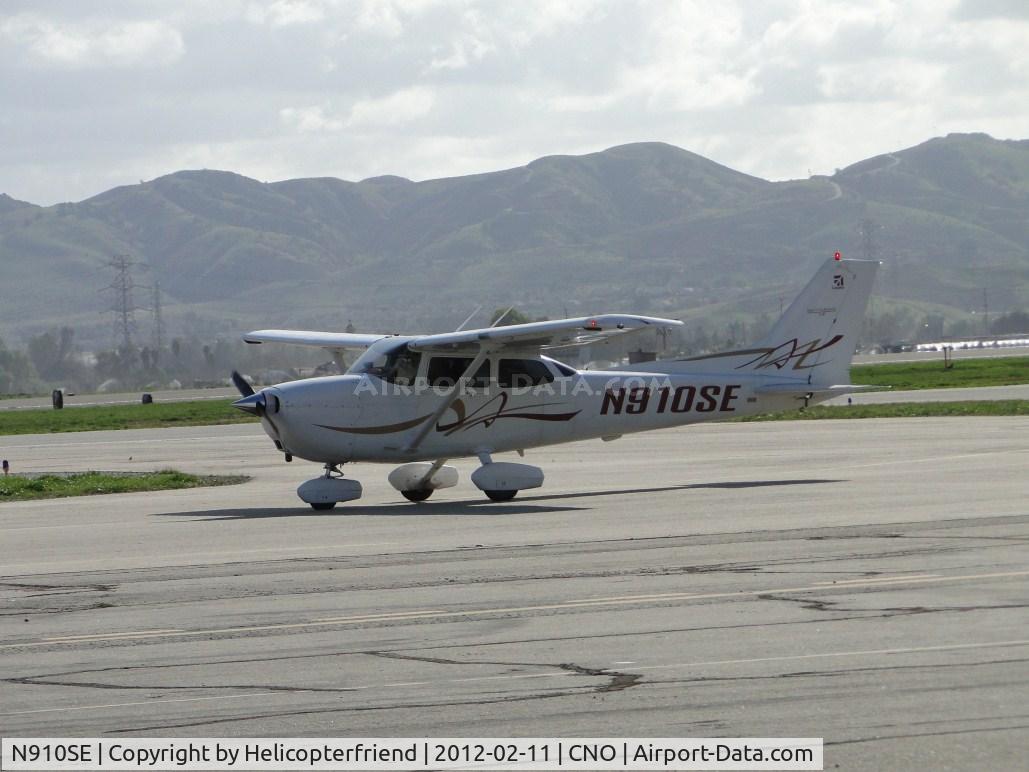N910SE, 2006 Cessna 172S C/N 172S59604, Taxiing towards the runway