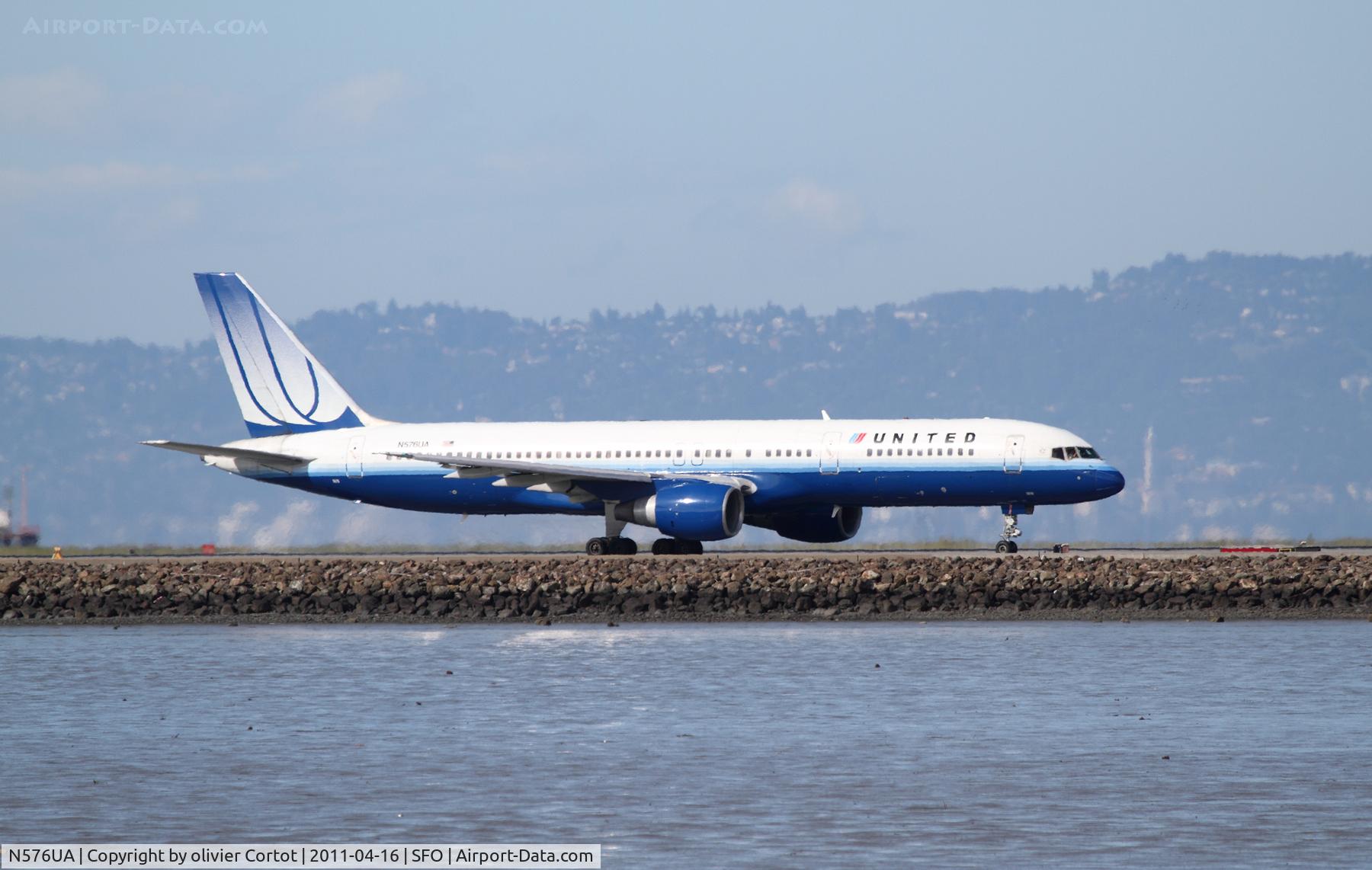 N576UA, 1993 Boeing 757-222 C/N 26690, on its way to take off