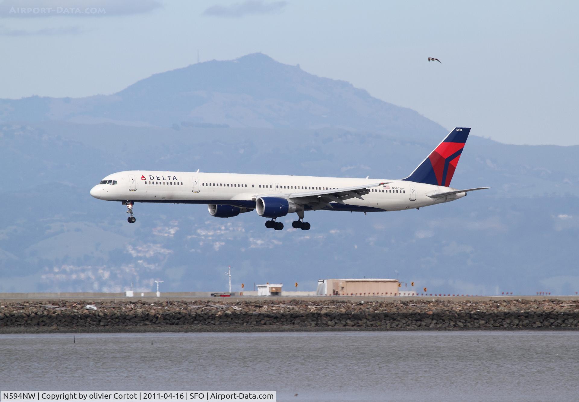 N594NW, 2003 Boeing 757-351 C/N 32994, about to land at San Francisco