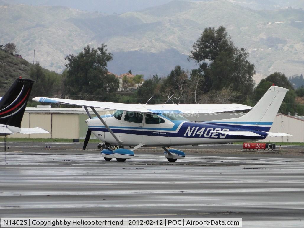 N1402S, 1976 Cessna 182P Skylane C/N 18264962, Parked and shutting down