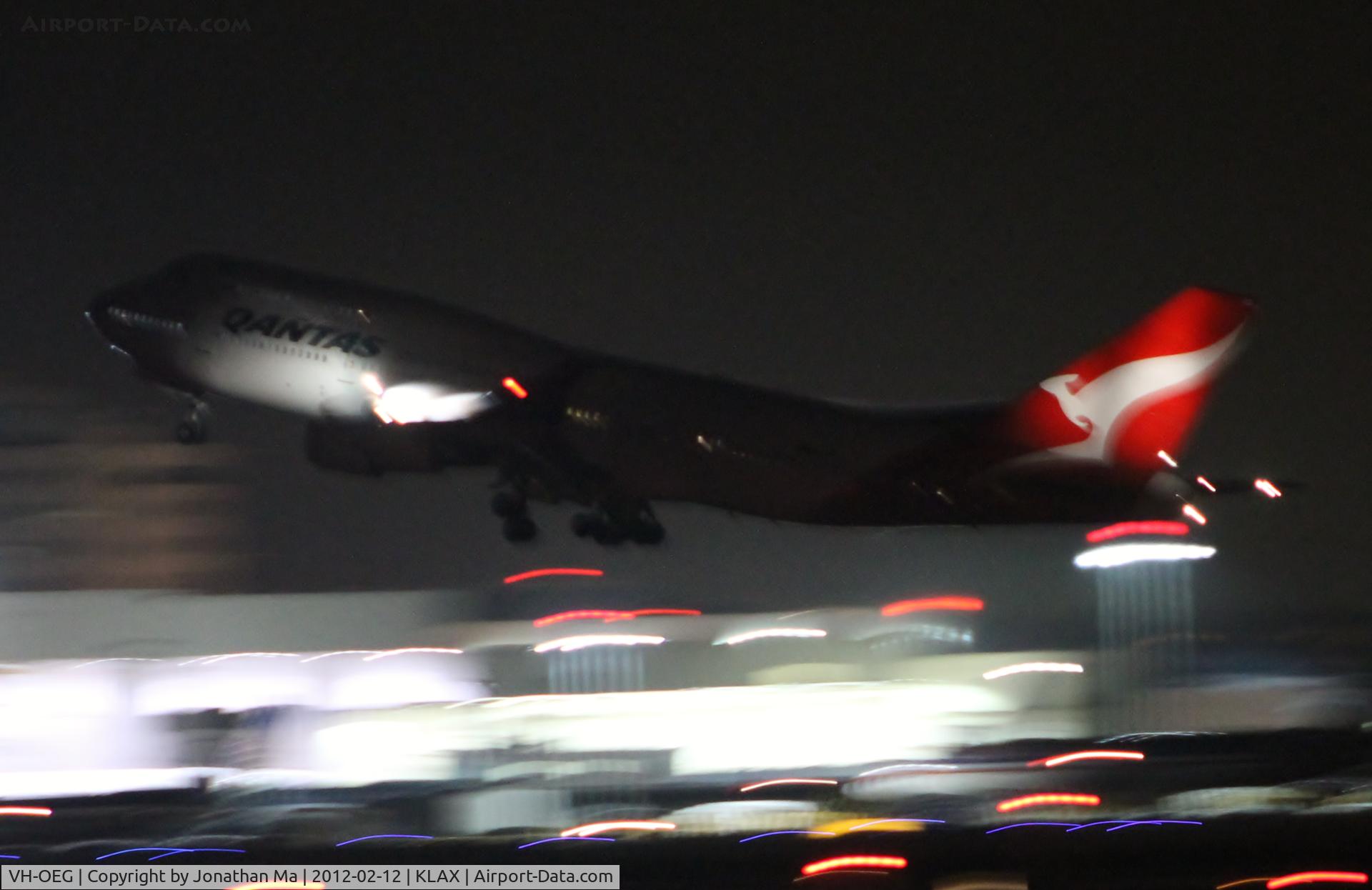 VH-OEG, 2002 Boeing 747-438/ER C/N 32911, VH-OEG takes off at midnight