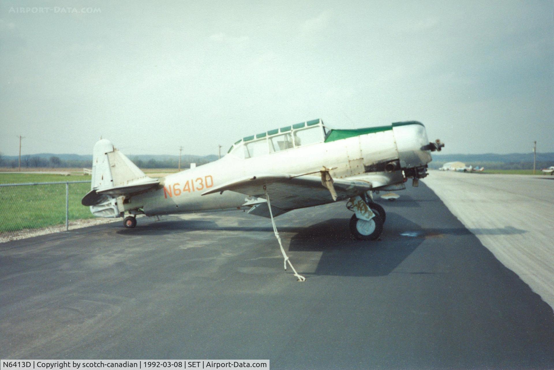 N6413D, 1943 North American SNJ-4 Texan C/N 88-11850, North American SNJ-4 N6413D at St. Charles County Smartt Airport, St. Charles, MO. In 1992 this airfield's FAA identifier was 3SZ.