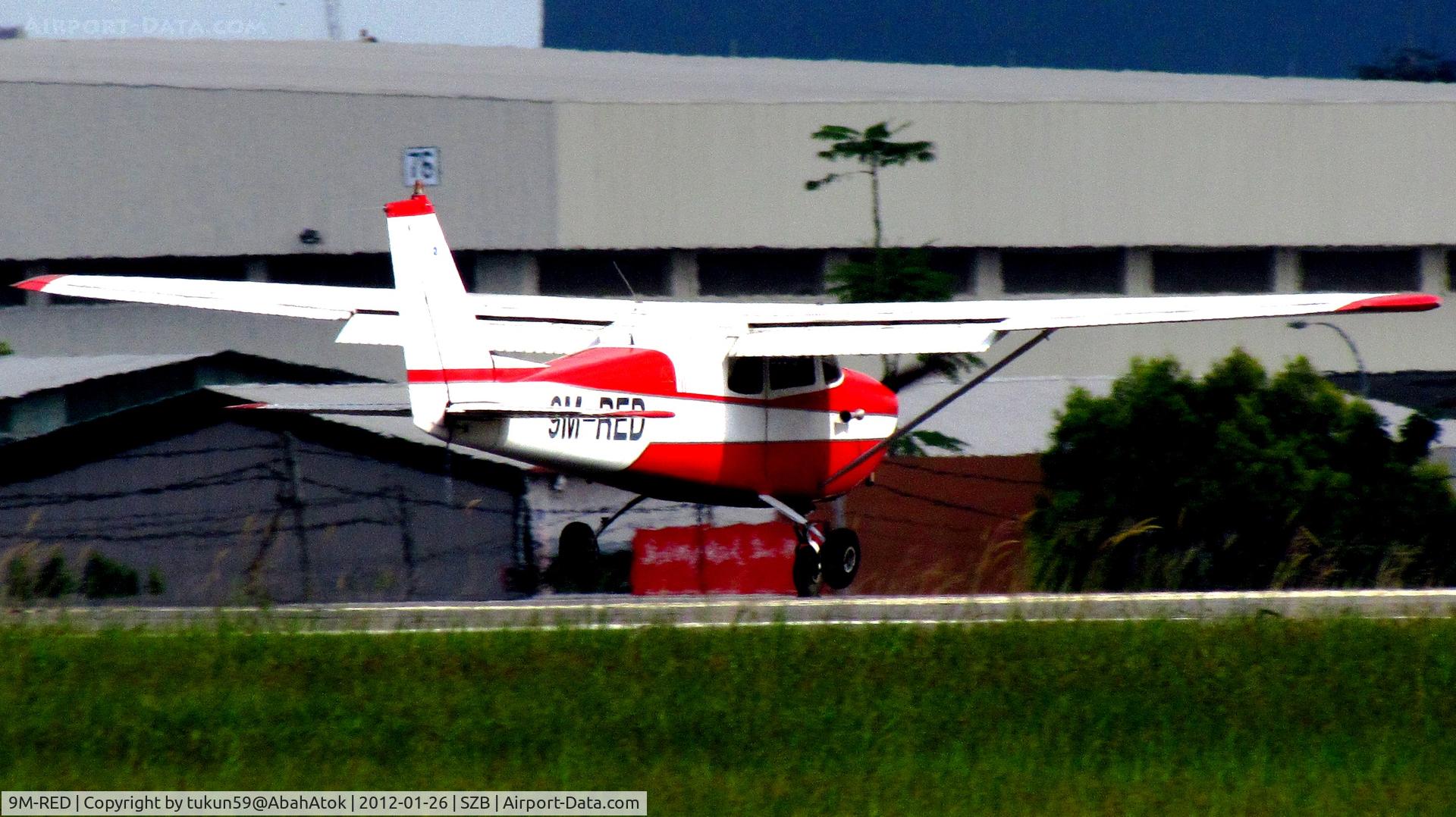 9M-RED, Cessna 172C C/N Not found 9M-RED, Landing after several touch & go...