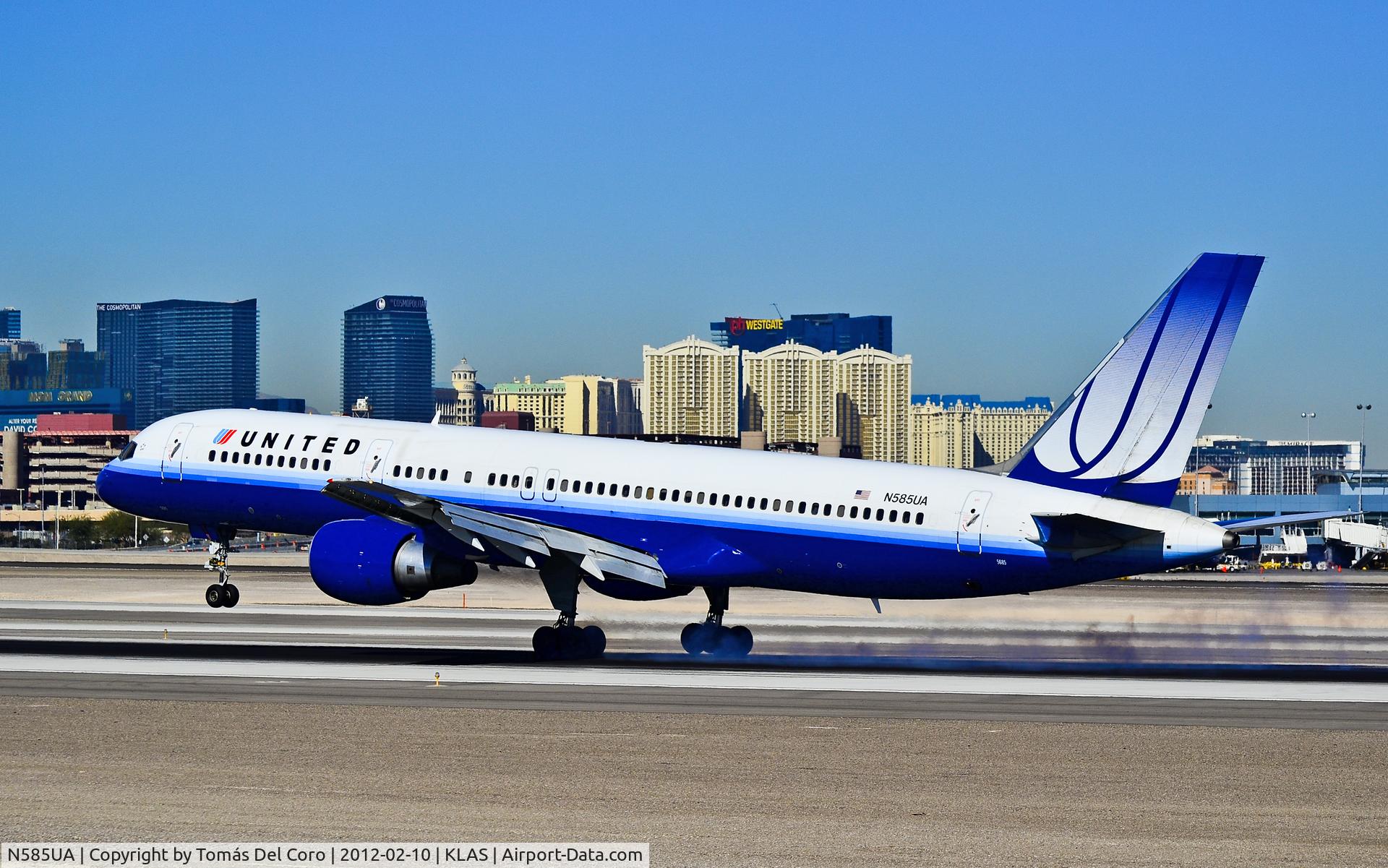 N585UA, 1993 Boeing 757-222 C/N 26709, N585UA United Airlines Boeing 757-222 (cn 26709/563)

- Las Vegas - McCarran International (LAS / KLAS)
USA - Nevada, February 10, 2012
Photo: Tomás Del Coro