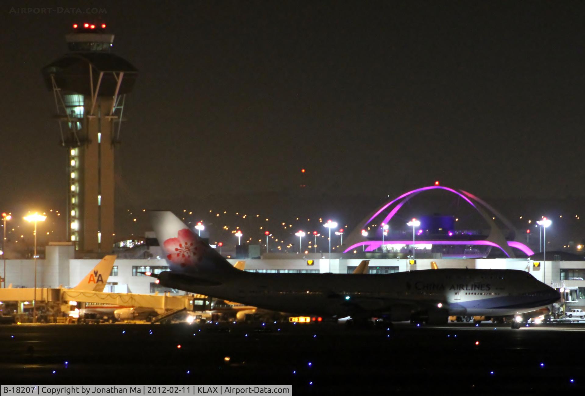 B-18207, Boeing 747-409 C/N 29219, B-18207 with the tower and the Theme building at 1145PM