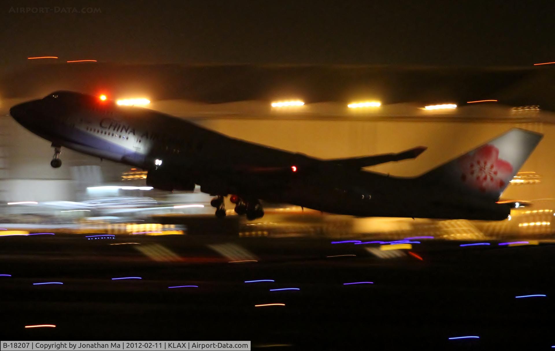 B-18207, Boeing 747-409 C/N 29219, Dynasty 747 takes off at 1155PM