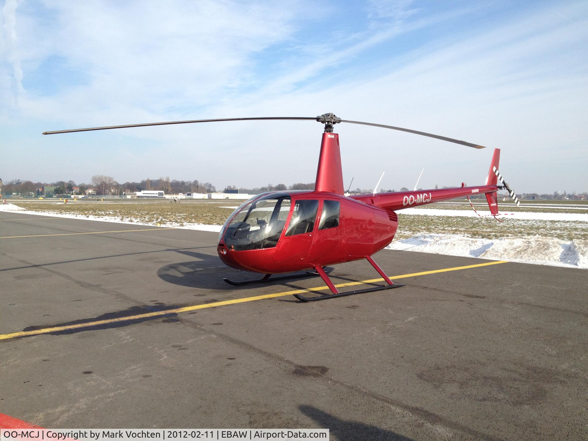 OO-MCJ, 2004 Robinson R44 II C/N 10268, in Deurne (EBAW) op 11/2/2012