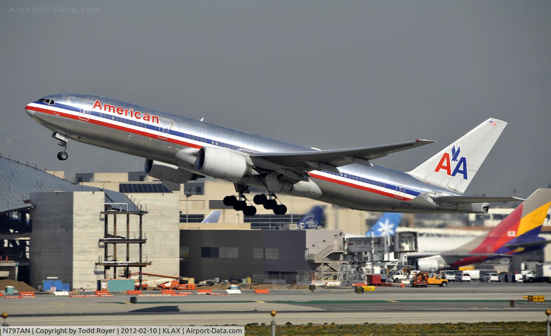 N797AN, 2001 Boeing 777-223 C/N 30012, Departing LAX on 25R