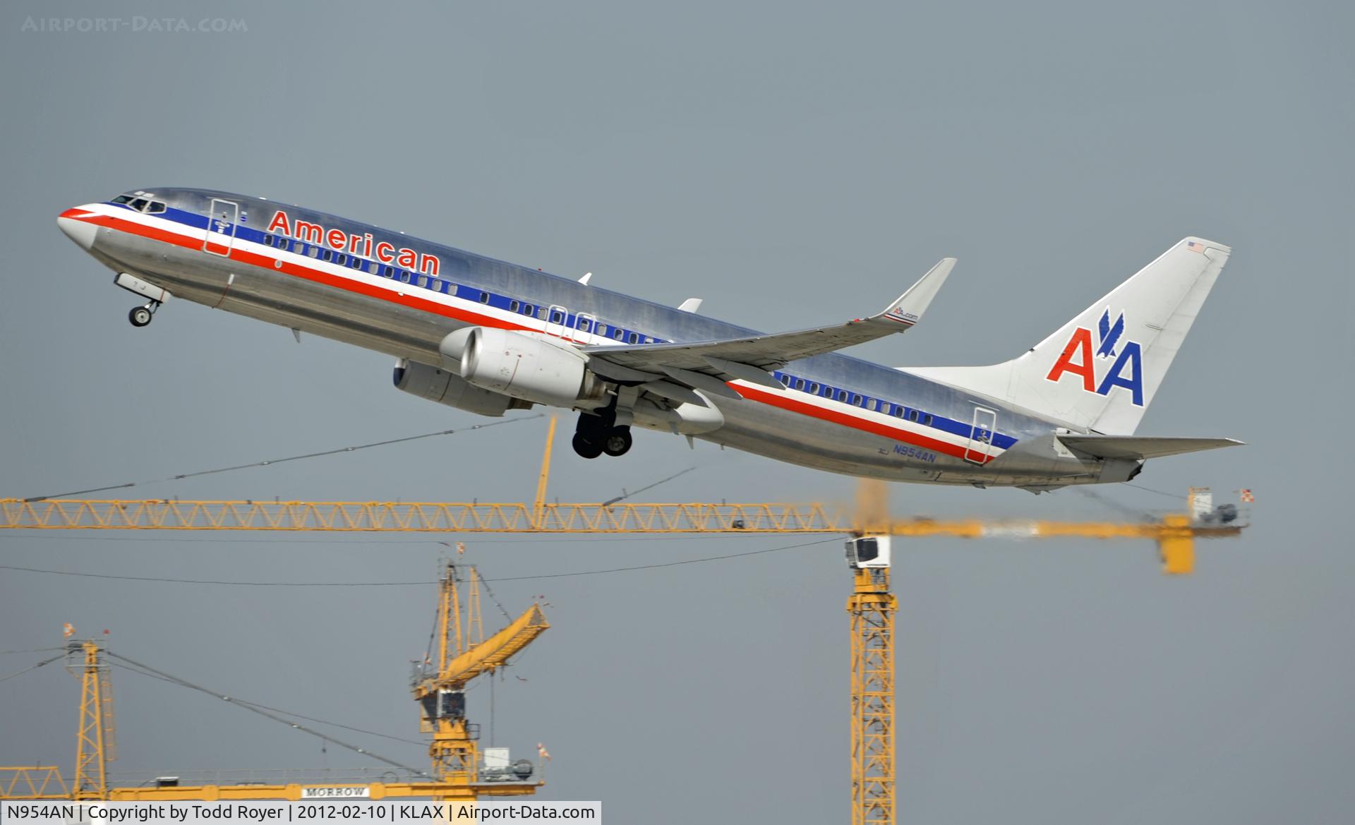 N954AN, 2001 Boeing 737-823 C/N 30089, Departing LAX on 25R